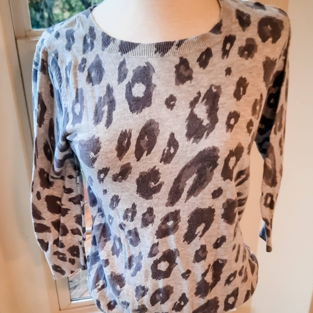Gray animal print 3/4 sleeve sweater 100% cotton